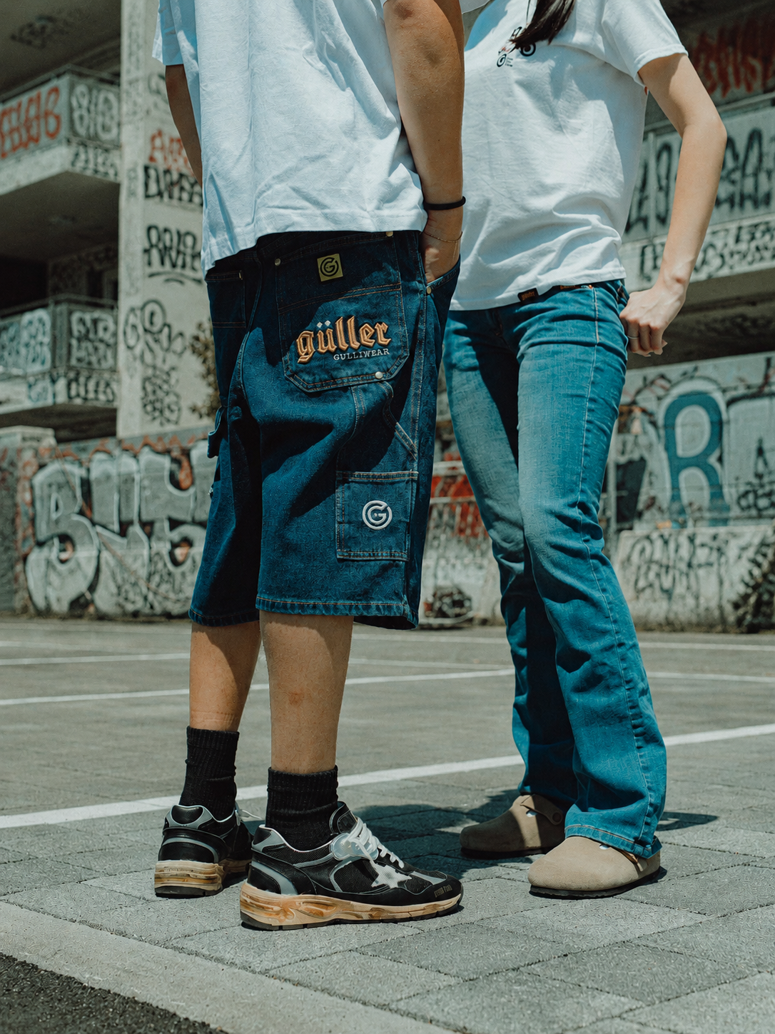 Dettaglio denim Guller su due modelli in strada