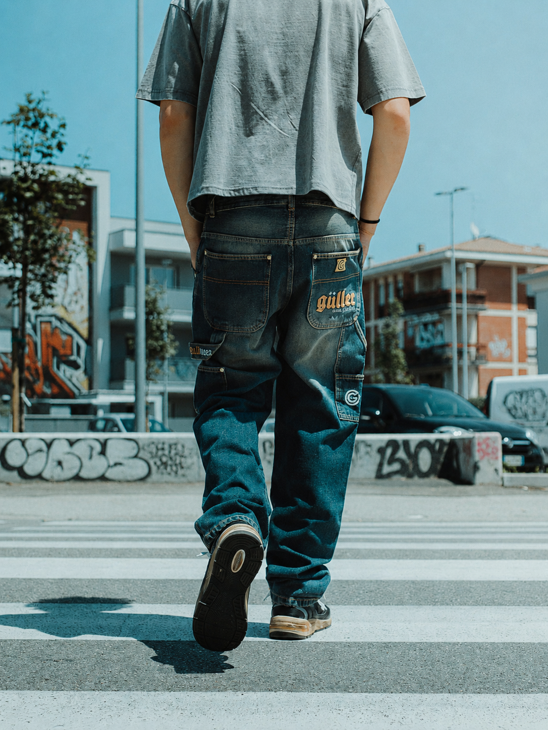 Jeans Guller indossati in camminata con vista posteriore