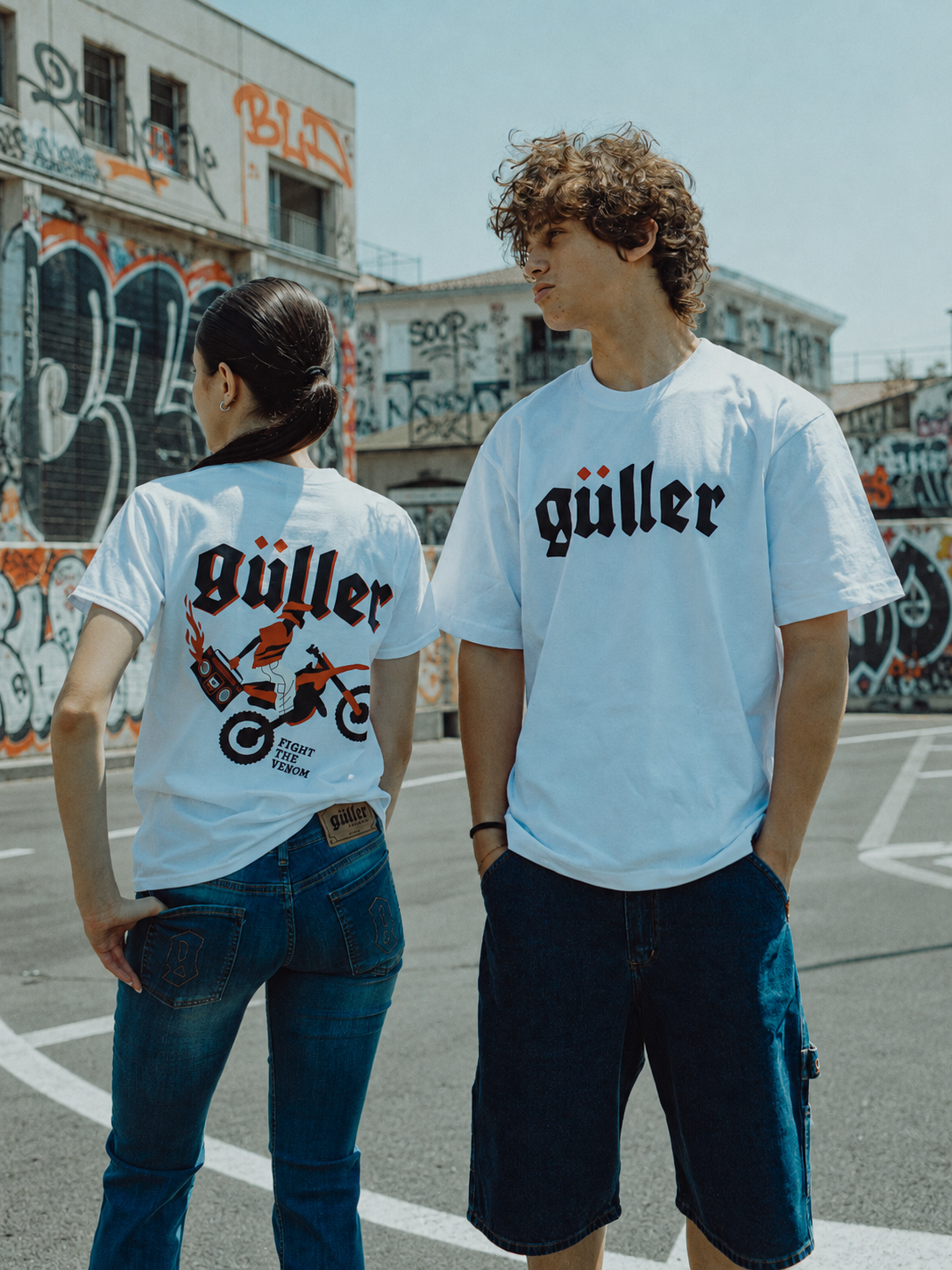 Due modelli Guller con t-shirt bianche in un contesto urbano
