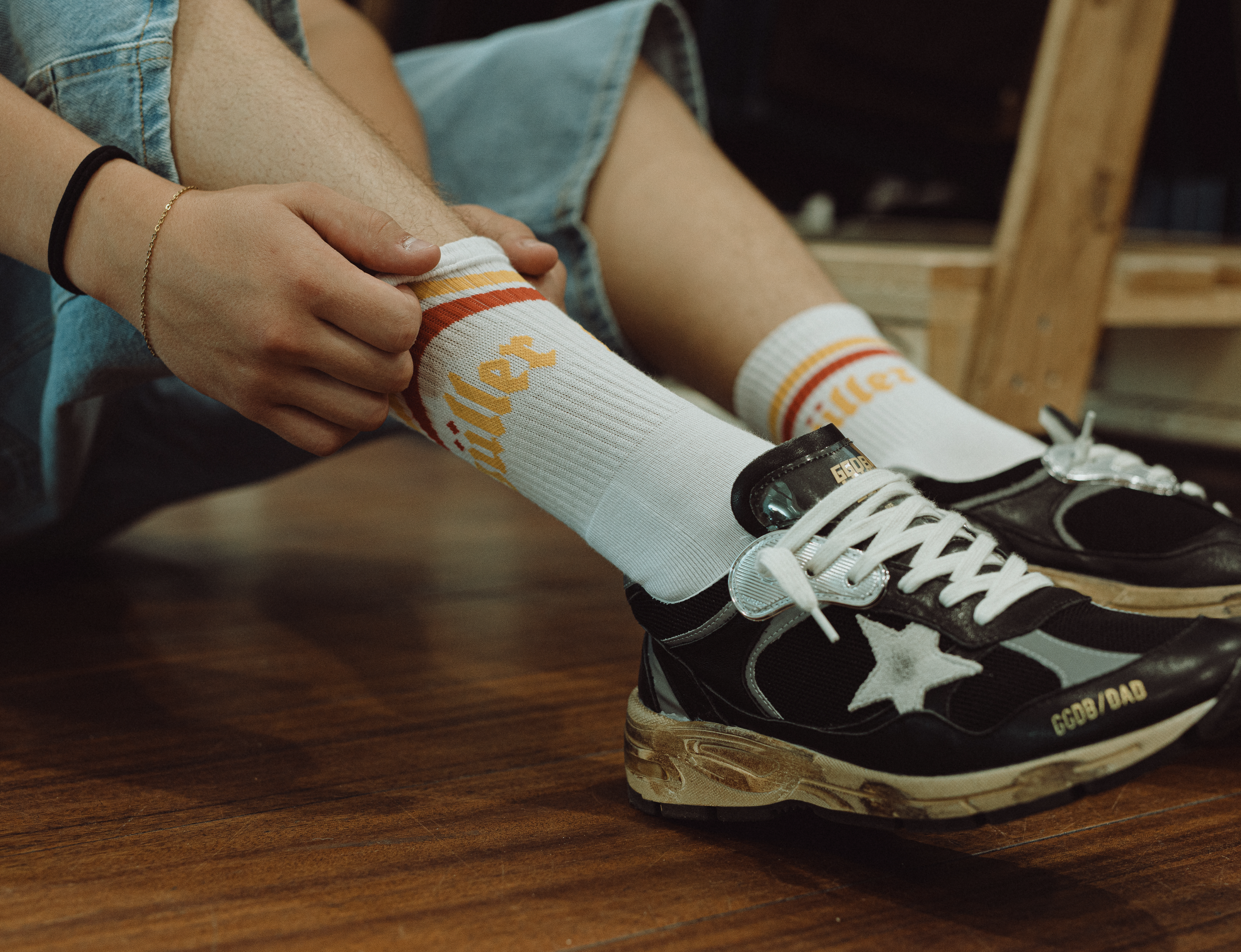 Accessori Güller con calzini a righe arancio indossati con sneaker nere