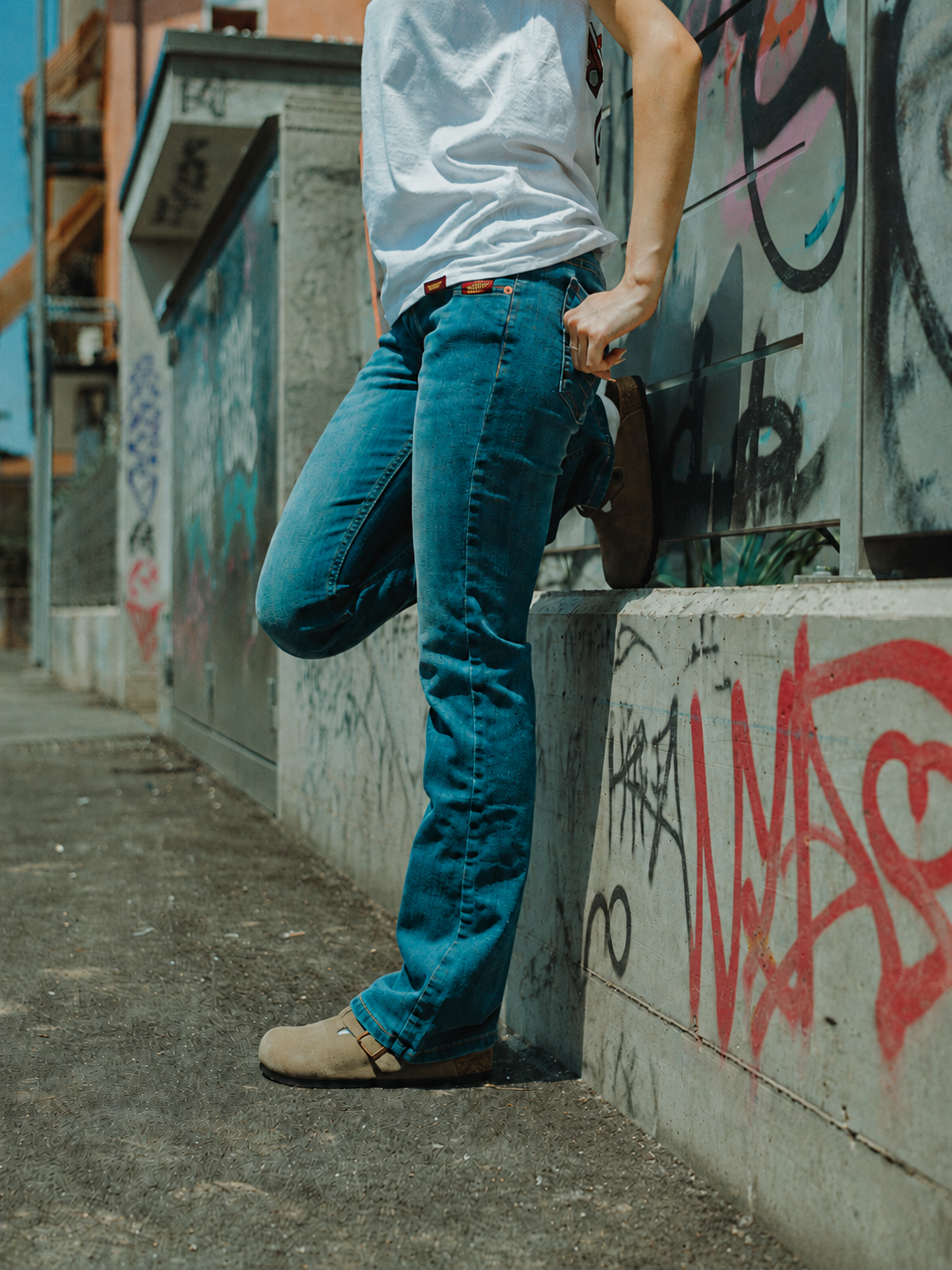 Jeans Güller azzurri indossati in contesto urbano
